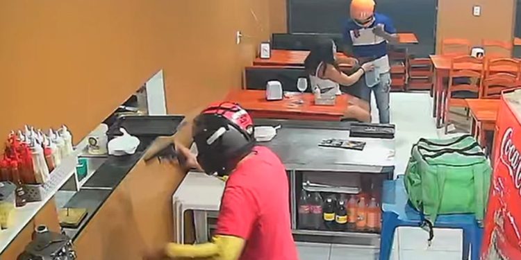 Assaltantes invadem pizzaria no Valparaíso e levam tudo; veja o vídeo