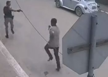 Vídeo: Policial Militar mata esquizofrênico com oito tiros após ser perseguido na rua