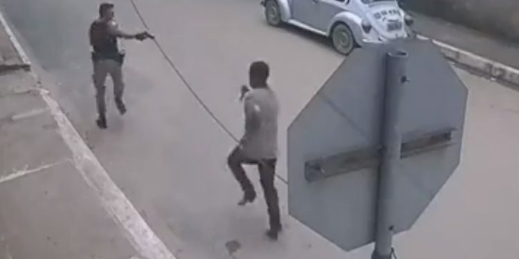 Vídeo: Policial Militar mata esquizofrênico com oito tiros após ser perseguido na rua