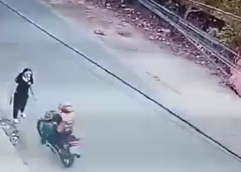 Vídeo mostra homem com roupa de mototaxista assaltando menina a caminho da escola em Manaus