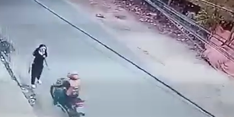 Vídeo mostra homem com roupa de mototaxista assaltando menina a caminho da escola em Manaus
