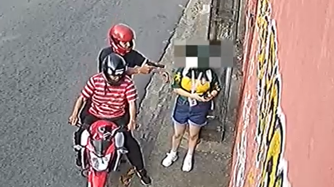 Mesmo com arma na cabeça, jovem corre gritando e escapa de assalto na parada na Compensa; vídeo