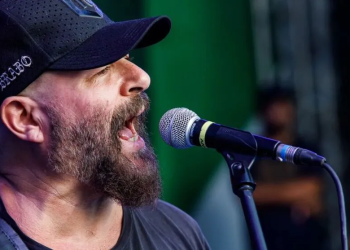 Rinaldo Amaral, do Ultraje a Rigor, é baleado na cabeça ao passar com carro em alta velocidade