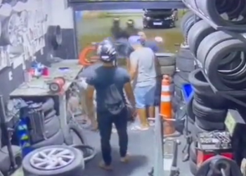 Vídeo: Dupla invade borracharia, mata homem e verdadeiro alvo é baleado na perna