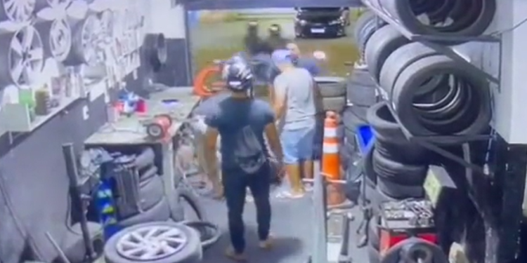 Vídeo: Dupla invade borracharia, mata homem e verdadeiro alvo é baleado na perna