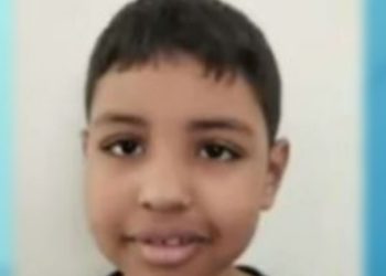 Menino de 7 anos com autismo é encontrado morto embaixo da cama do irmão, suspeito do crime