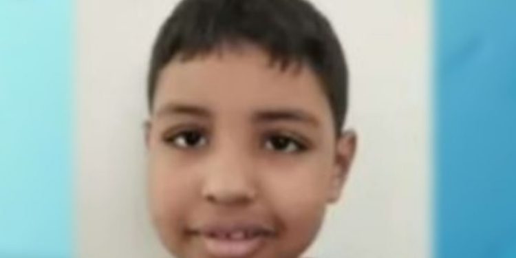 Menino de 7 anos com autismo é encontrado morto embaixo da cama do irmão, suspeito do crime