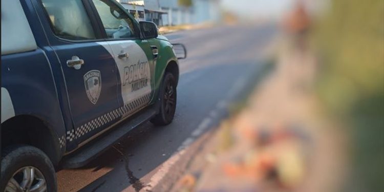 Veja: Homem é ‘desovado’ em calçada no Cidade de Deus cheio de tiros e amarrado