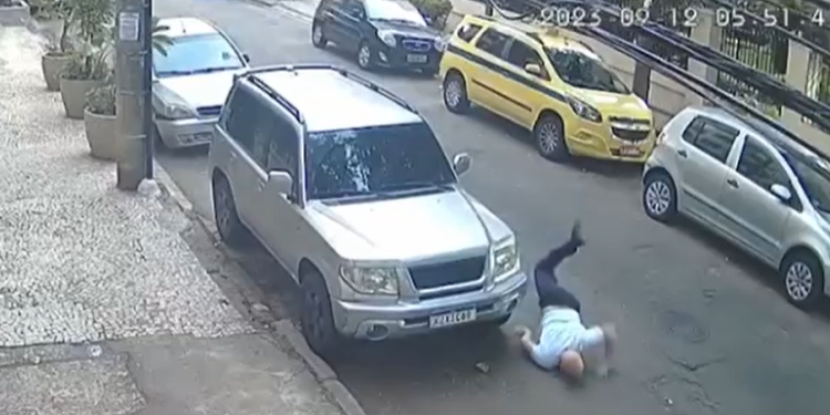 Vídeo: Capitão da PM reage a assalto, corre, cai e ladrão consegue fugir com a arma dele