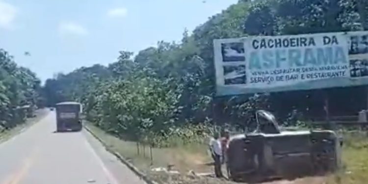 Carro capota na BR-174 depois de ser atingido por carreta: ‘bagaceira’