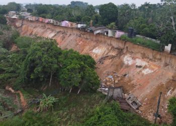 Vídeo: Deslizamento de terra ‘come’ seis casas em Manicoré dias após Defesa Civil emitir alerta