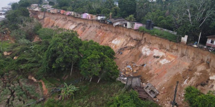 Vídeo: Deslizamento de terra ‘come’ seis casas em Manicoré dias após Defesa Civil emitir alerta