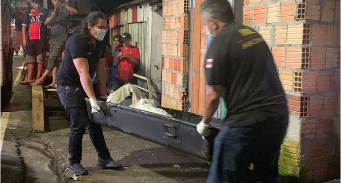Em Manaus, pistoleiro encurrala primos, os dois morrem com tiros na cabeça e massa encefálica exposta; veja