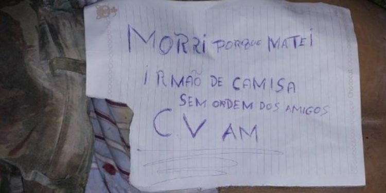 Facção mata traidor em Manaus e deixa recado em cima das nádegas do cadáver