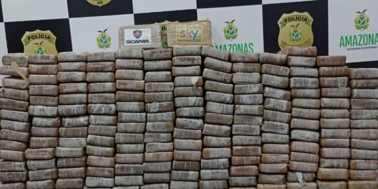 Traficantes são surpreendidos em Manaus descarregando R$ 16 milhões em cocaína