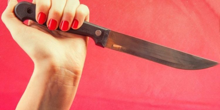 Amiga tenta matar a outra a facadas por causa de bebida e drogas
