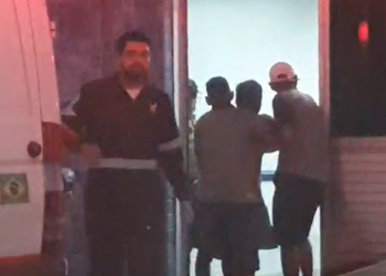 Vulgo ‘Kiki’ se estranha com rival e dá tiro nele no meio de boca de fumo na Zona Leste