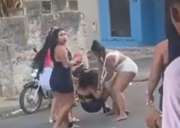 Vídeo: curupira sem calcinha briga com blindada de tornozeleira em Manaus: ‘ordem lá de dentro’