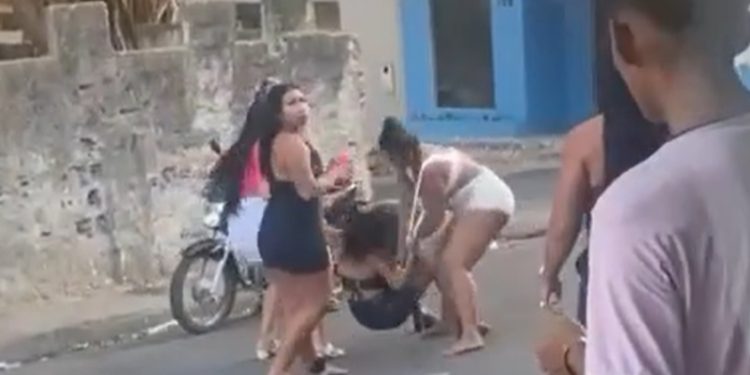 Vídeo: curupira sem calcinha briga com blindada de tornozeleira em Manaus: ‘ordem lá de dentro’