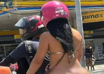 Mulher passeia em moto de fio dental em Manaus e Web reage: ‘cadê o tapa buraco?’