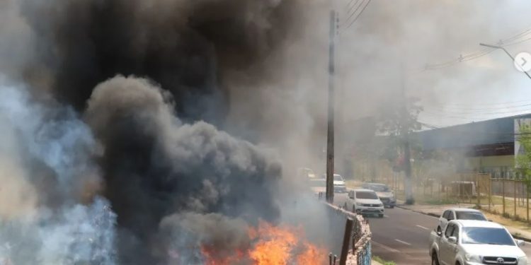 Incêndio em lixeira viciada atormenta moradores da Avenida Brasil