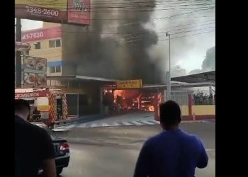 Bombeiros combatem incêndio no Parque Dez e procuram vítimas na padaria em chamas