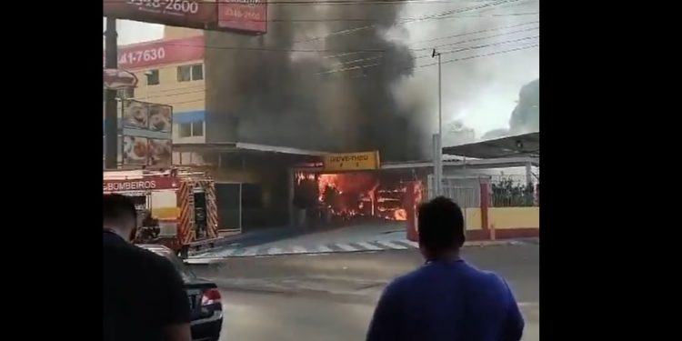 Bombeiros combatem incêndio no Parque Dez e procuram vítimas na padaria em chamas