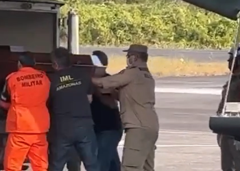 IML em Manaus recebe os corpos das 14 vítimas do acidente aéreo em Barcelos; vídeo
