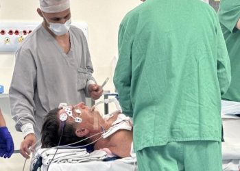 No leito do hospital, Bolsonaro desvia foco das joias e apela aos apoiadores