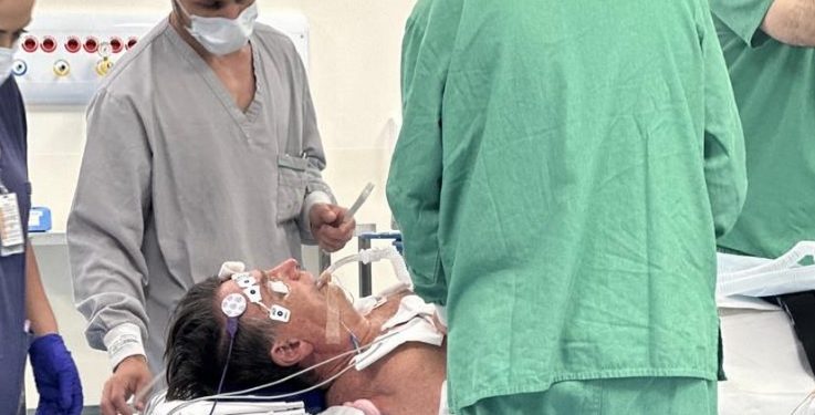 No leito do hospital, Bolsonaro desvia foco das joias e apela aos apoiadores