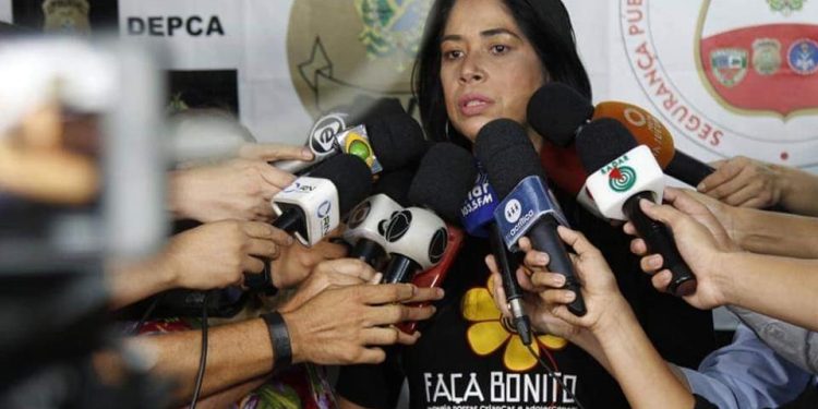 Mulher pede ajuda na polícia em Manaus após irmã tentar matar filho a golpes de terçado