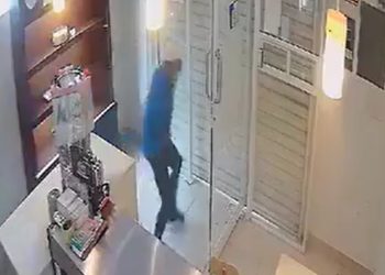 Mulher corajosa tranca assaltante dentro da loja e chama os policiais; veja