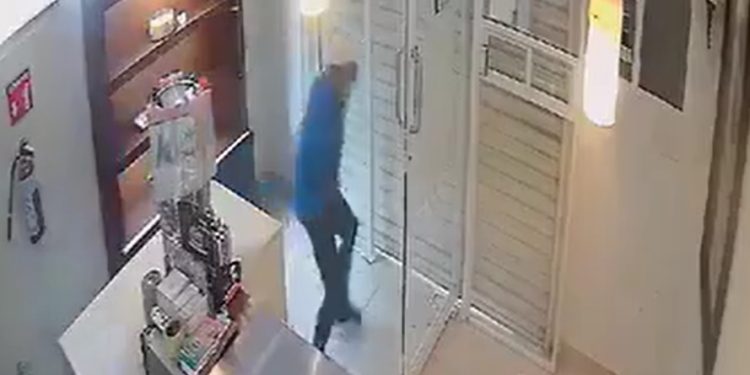 Mulher corajosa tranca assaltante dentro da loja e chama os policiais; veja