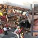 Motorista que destruiu parada é retirado dos escombros e detido com sinais de embriaguez