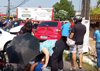Vídeo: Acidente entre carros e moto deixa várias pessoas feridas e trânsito lento na Max Teixeira
