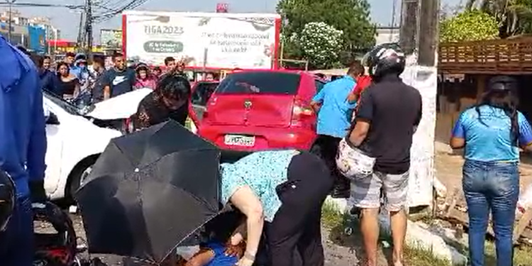 Vídeo: Acidente entre carros e moto deixa várias pessoas feridas e trânsito lento na Max Teixeira