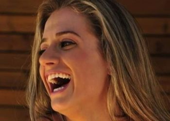 Modelo filmada sem calcinha batendo em homem na UPA debocha da mulherada: ‘tô nem aí pra você’