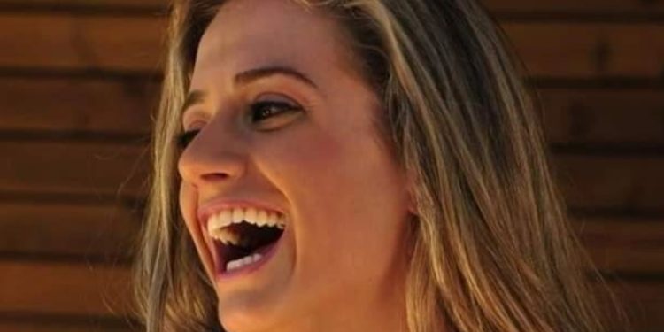 Modelo filmada sem calcinha batendo em homem na UPA debocha da mulherada: ‘tô nem aí pra você’