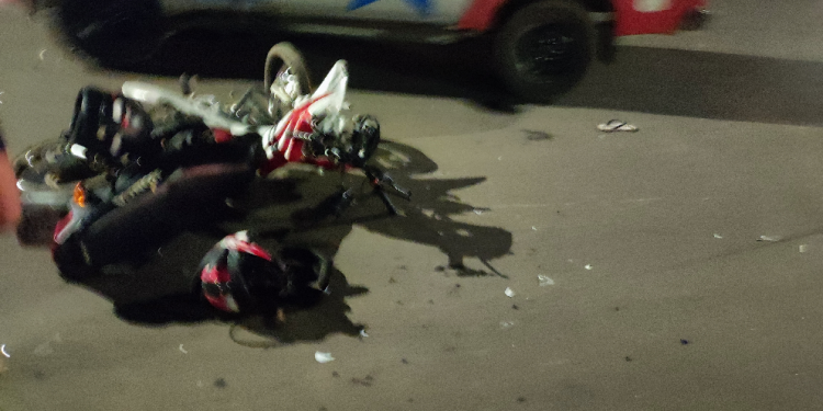 Trágico acidente entre duas motocicletas mata bebê de seis meses; cenas fortes
