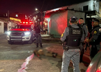 Vídeo: Homem é executado com sete tiros e encontrado com a bermuda abaixada em Manaus