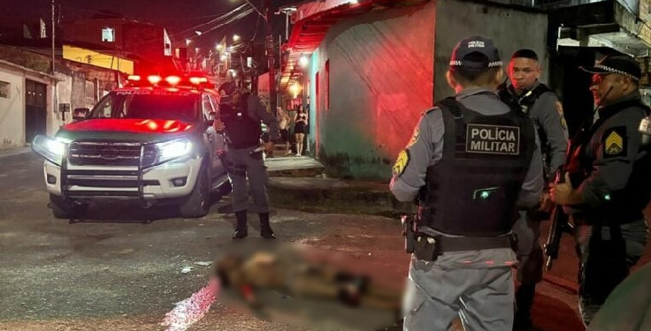 Vídeo: Homem é executado com sete tiros e encontrado com a bermuda abaixada em Manaus