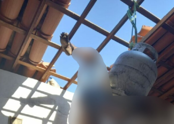 Vídeo: Homem morre pendurado no telhado com botija de gás que tentou furtar