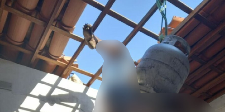 Vídeo: Homem morre pendurado no telhado com botija de gás que tentou furtar