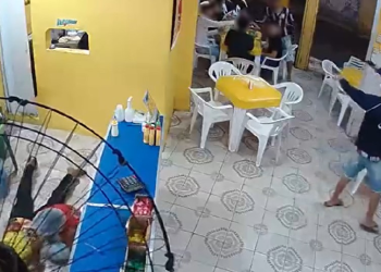 Vídeo: Lanche cheio de famílias com crianças é alvo de dupla de assaltantes em Manaus