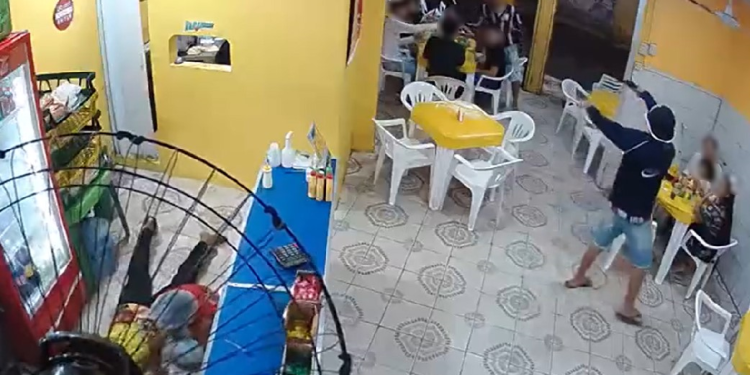 Vídeo: Lanche cheio de famílias com crianças é alvo de dupla de assaltantes em Manaus