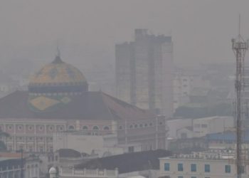 Vídeo: quase 60 focos de queimadas no interior cobrem Manaus de fumaça