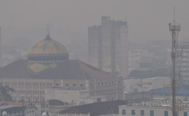 Vídeo: quase 60 focos de queimadas no interior cobrem Manaus de fumaça