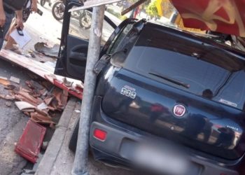 Parada de ônibus é destruída por carro fora de controle em Manaus