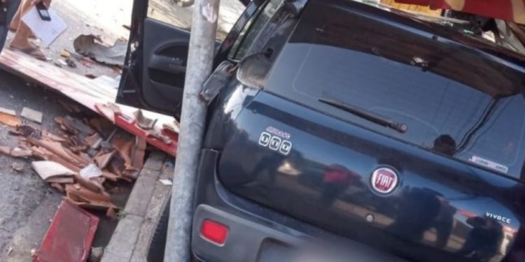 Parada de ônibus é destruída por carro fora de controle em Manaus