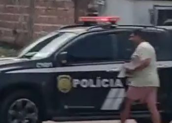Vídeo: policial de Manaus faz viatura da PC de boteco enquanto “enche a lata”